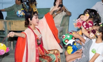 Hoa hậu Khánh Vân hóa chị Hằng xinh đẹp bên cạnh các bạn nhỏ 