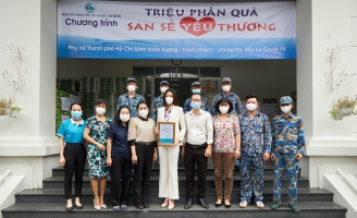 Hoa hậu Khánh Vân tặng quà hưởng ứng chương trình “Triệu phần quà san sẻ yêu thương” 
