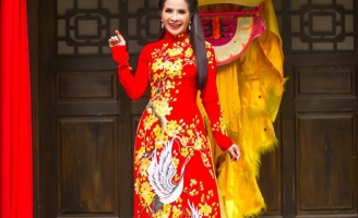 Hoa hậu Lê Thanh Thúy tươi cười rạng rỡ trong loạt ảnh áo dài đón Xuân