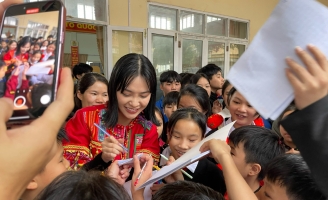 Hoa hậu Nông Thúy Hằng mang Tết sớm đến với người dân “làng Địa Ngục”