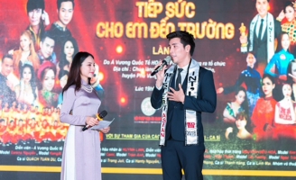 Hoàng Phi Kha tổ chức đêm nhạc trao tặng xe đạp tại quê nhà