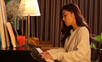 Hoàng Yến Chibi đệm piano hát live một đoạn ‘Yêu thầm’ giữa “cơn sốt” về sự kết hợp với Tlinh
