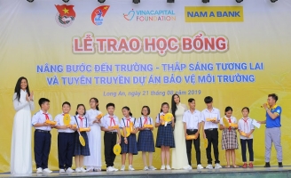 Học sinh nghèo Long An được Nam A Bank trao học bổng nhân dịp năm học mới