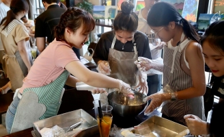 Học viên Học viện Ngôi Sao Việt Nam tham gia hoạt động ngoại khóa làm bánh ý nghĩa ngày hè