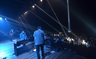 Hơn 600 khán giả Sài Gòn cháy hết mình với Cá Hồi Hoang