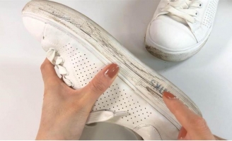 Hướng dẫn bạn một mẹo giúp viền đế của đôi giày trắng sạch giống như mới