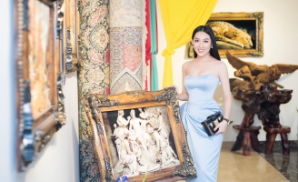 Huỳnh Thúy Anh xinh đẹp rạng rỡ giữa không gian triển lãm tranh thảm Ba Tư