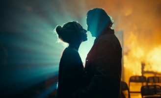 Joaquin Phoenix và Lady Gaga “yêu điên dại” trong trailer mới 