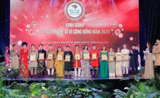 Ju Uyên Nhi và Bảo Nghi được xướng tên trao tặng danh hiệu Nghệ sĩ vì cộng đồng