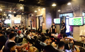 Khách sạn Sài Gòn cháy phòng, hàng quán bán xuyên đêm sau cúp vàng AFF