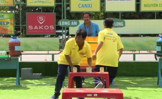  Khâm phục nghị lực của người vợ vượt qua khiếm khuyết của bản thân cùng chồng nuôi dạy con gái