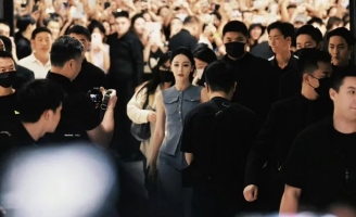 Khán giả đứng kín hai tầng trung tâm thương mại ngắm Địch Lệ Nhiệt Ba