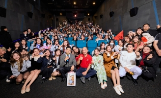 Khán giả Hà Nội nô nức đón đoàn phim Nụ hôn bạc tỷ