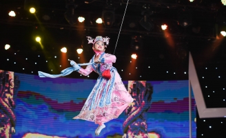 Khánh Nhi mạo hiểm đu mình đánh võ trên không