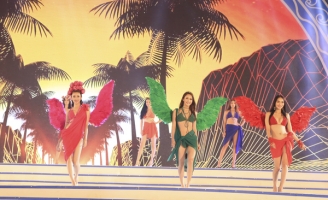 Khát vọng thành phố trẻ từ BST “Sắc màu của biển” của NTK Việt Hùng