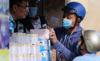 Khẩu trang y tế tăng giá, khách mua cầm chừng