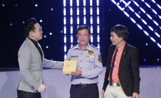 Khoảnh khắc cuộc đời: Cảm động với chú bảo vệ nghèo trả 6.3kg vàng khi vô tình nhặt được