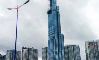 Khói đen bốc lên từ tòa nhà Landmark 81
