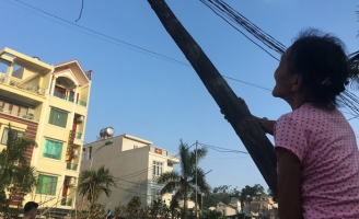Khu đô thị chi chít cột điện tre