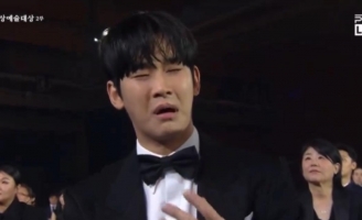 Kim Soo Hyun trổ tài diễn xuất, nhập vai “ông hoàng nước mắt” tại Baeksang Art Awards 2024