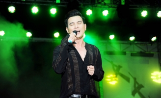 Lâm Hùng gây sốc đấu giá thành công chiếc điện thoại smartphone mới mua