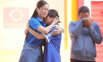 Lâm Vỹ Dạ bật khóc khi nghe cô bé 14 tuổi sống một mình để lo hương khói cho mẹ