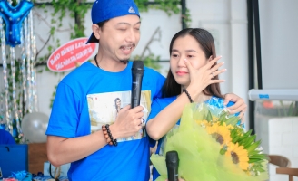 Lâm Vỹ Dạ bật khóc trước tình cảm của fan và ông xã Hứa Minh Đạt