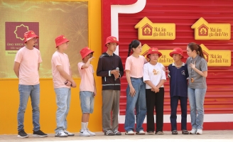 Lâm Vỹ Dạ bật khóc, xin được chải tóc cho bé gái mồ côi trong 