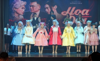 Lần đầu tiên cuộc sống của đoàn lô tô được tái dựng trên sân khấu kịch Hồng Vân