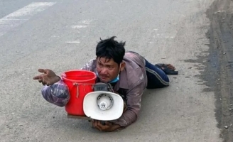 Lật mặt kẻ giả mạo người tàn tật để xin tiền