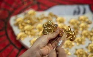 Lệ Quyên chơi lớn, dát vàng toàn bộ đạo cụ liveshow