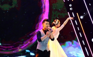 Lê Thái Sơn nhảy múa cùng búp bê, hát “Lời cuối” bằng giọng lãng đãng cuốn hút