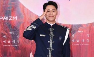 Lee Do Huyn ẵm giải 'Nam diễn viên mới xuất sắc nhất' tại Baeksang lần thứ 60
