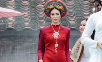 Lee Phương diễn mở màn áo dài xưa đầy ấn tượng