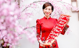 Lều Phương Anh khoe bộ ảnh Tết cực đẹp cùng 2 con