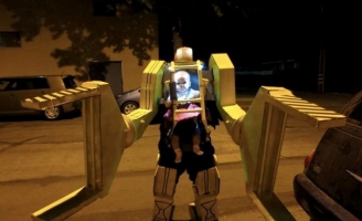 Loạt trang phục độc lạ mùa Halloween của cha mẹ và bé