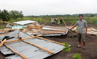 Lốc xoáy lớn gây thiệt hại cho hàng nghìn ha nông sản và sập 18 căn nhà