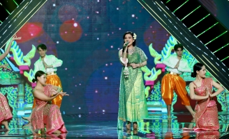 Long Nhật bật khóc nức nở khi nghe con gái nuôi Trúc Chi hát