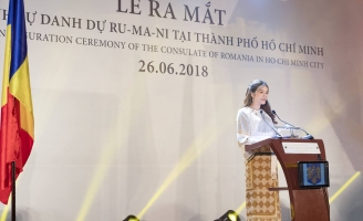 Lý Nhã Kỳ đẹp quý phái tại Lễ ra mắt Lãnh sự danh dự Rumani tại TP.HCM