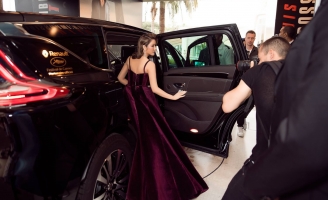 Lý Nhã Kỳ diện váy xẻ cao trên thảm đỏ LHP Cannes