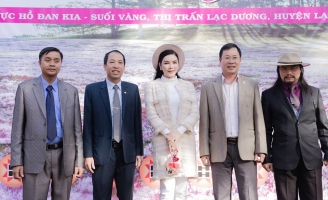 Lý Nhã Kỹ làm khách mời quan trọng tại lễ khai mạc Mùa hội Cỏ hồng Lang Biang 