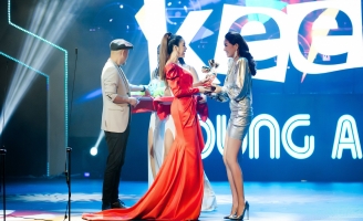 Lý Nhã Kỳ lộng lẫy trao giải MV của năm và Ca khúc của năm cho Bích Phương 