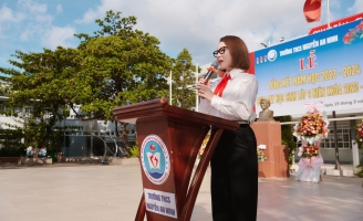 Lý Nhã Kỳ mặc sơ mi trắng, đeo khăn quàng đỏ về thăm trường cũ