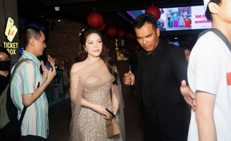 Lý Nhã Kỳ nổi bật tại ra mắt 