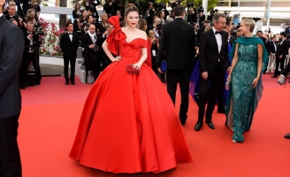 Lý Nhã Kỳ nổi bật trên thảm đỏ LHP Cannes
