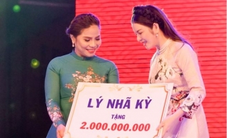 Lý Nhã Kỳ quyên 2 tỷ đồng cho quỹ từ thiện miền Trung