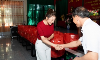 Lý Nhã Kỳ thăm hỏi thương bệnh binh trước thềm 50 năm Ngày Giải phóng miền Nam