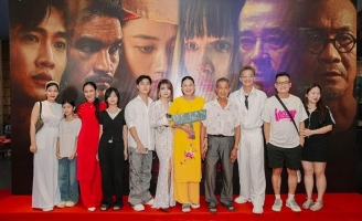 Mạc Văn Khoa đưa đại gia đình đến Hà Nội ủng hộ phim kinh dị mới