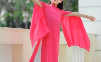 Mẫu nhí Đỗ Hoàng Thiên Nga kiêu sa trong BST áo dài của NTK Việt Hùng