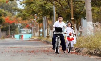Mẫu nhí Lê Gia Huy- Thiên Nga tinh nghịch đáng yêu dưới sắc Phượng ngày hè